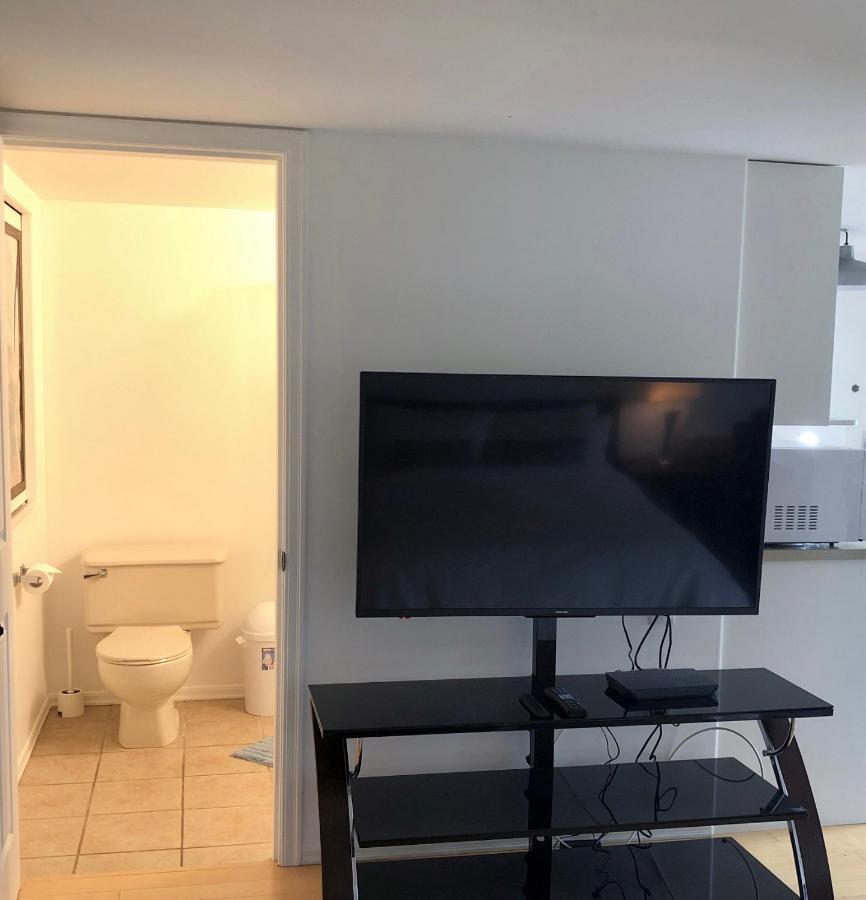 One Bedroom Suite Near Hillside Mall Oak Bay 외부 사진