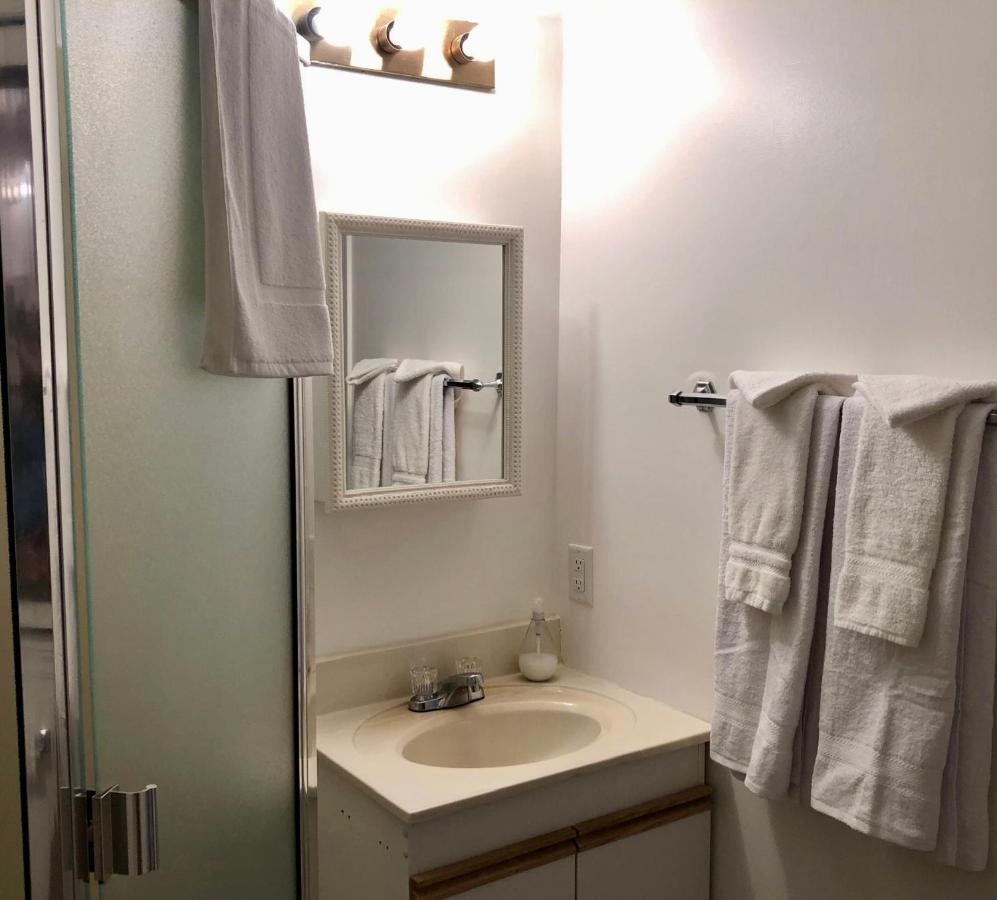 One Bedroom Suite Near Hillside Mall Oak Bay 외부 사진